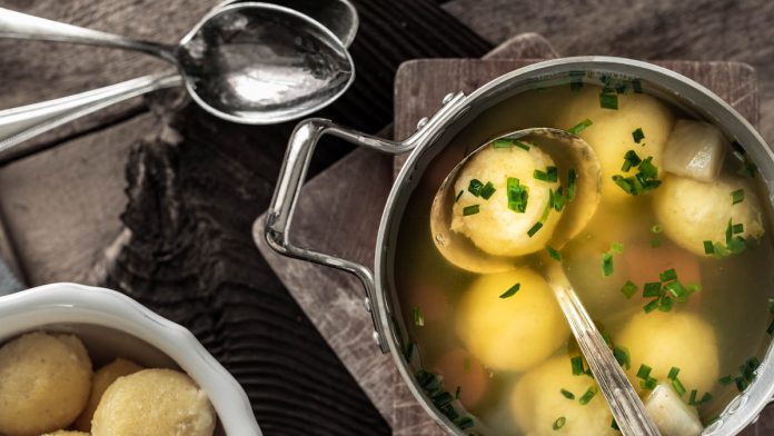 griessnockerlsuppoe-nach-omas-rezept Eine Grießnockerlsuppe im Kochtopf bereit zum Anrichten
