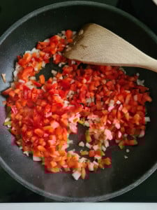 Gehackte Paprika und Zwiebel in Bratpfanne