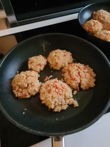 Hirselaibchen in Bratpfanne