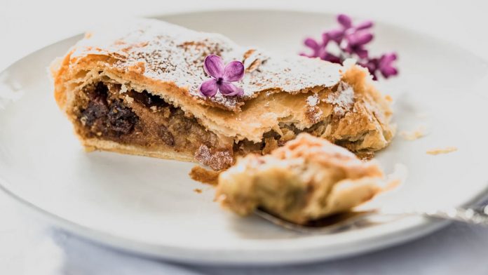 saftiger-rhabarberstrudel Rhabarberstrudel auf Teller mit Puderzucker bestäubt