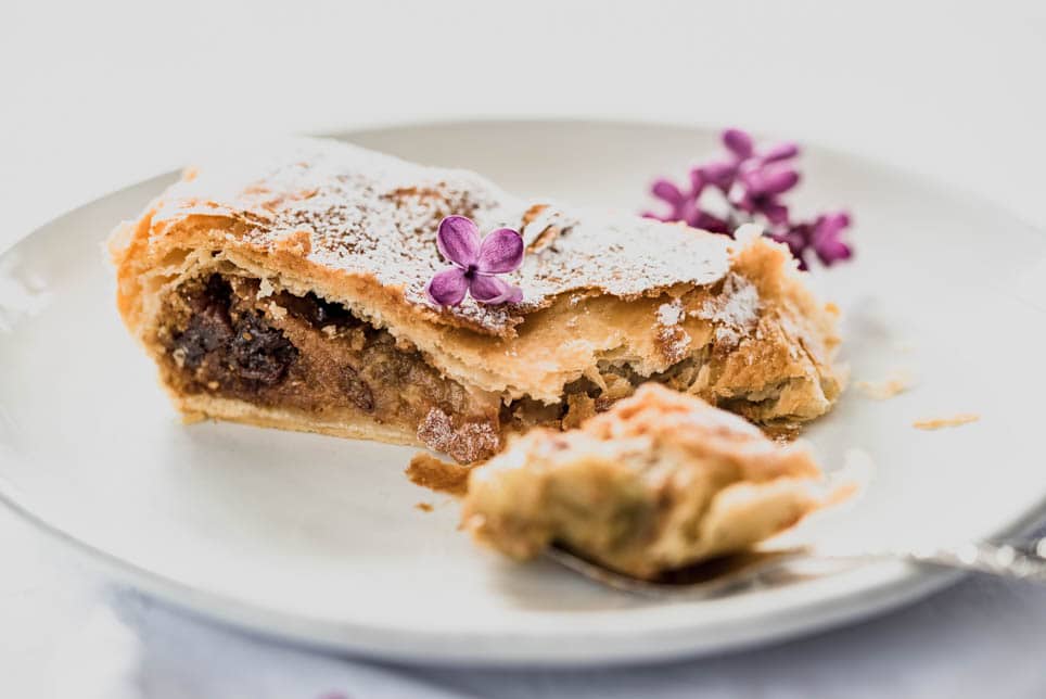 Ein Stück Rhabarberstrudel liegt auf einer Tortenschaufel