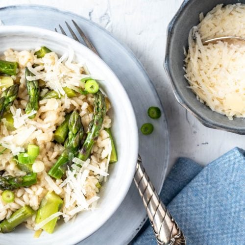 Ein Teller Spargel Risotto mit Parmesan