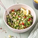 Zwei Schüsseln mit Petersiliensalat und Gläsern auf Tisch