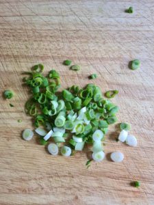 in Röllchen geschnittene Lauchzwiebel