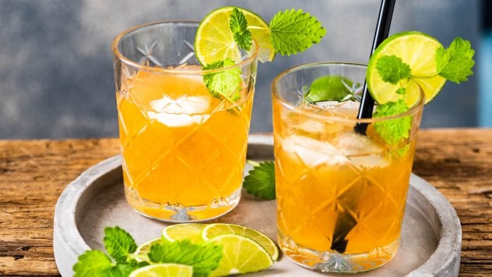 Ein erfrischender Mocktail wurde in 2 Cocktailgläsern angerichtet