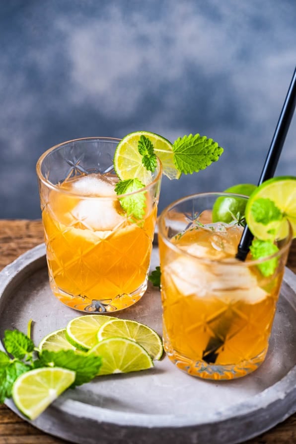 Ein erfrischender Mocktail wurde in 2 Cocktailgläsern angerichtet