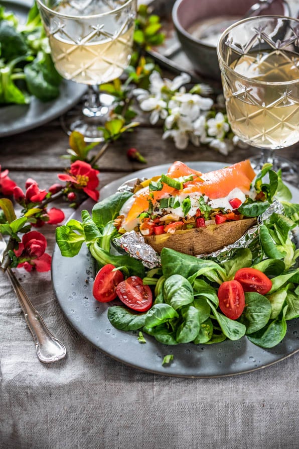 Ofenkartoffel mit Lachs wurde auf Salatbett angerichtet