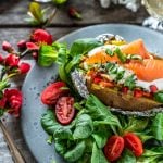 Ofenkartoffel mit Lachs wurde auf Salatbett angerichtet