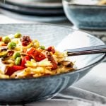 mediterraner Nudelsalat in einer Bowl