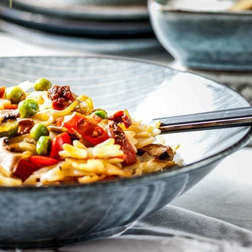 mediterraner Nudelsalat in einer Bowl