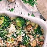 Brokkoli Auflauf mit Käse überbacken in einer weißen Backform