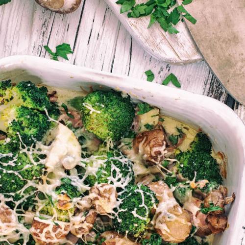 Brokkoli Auflauf mit Käse überbacken in einer weißen Backform