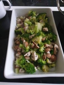 Brokkoli und Champignons in einer Auflaufform