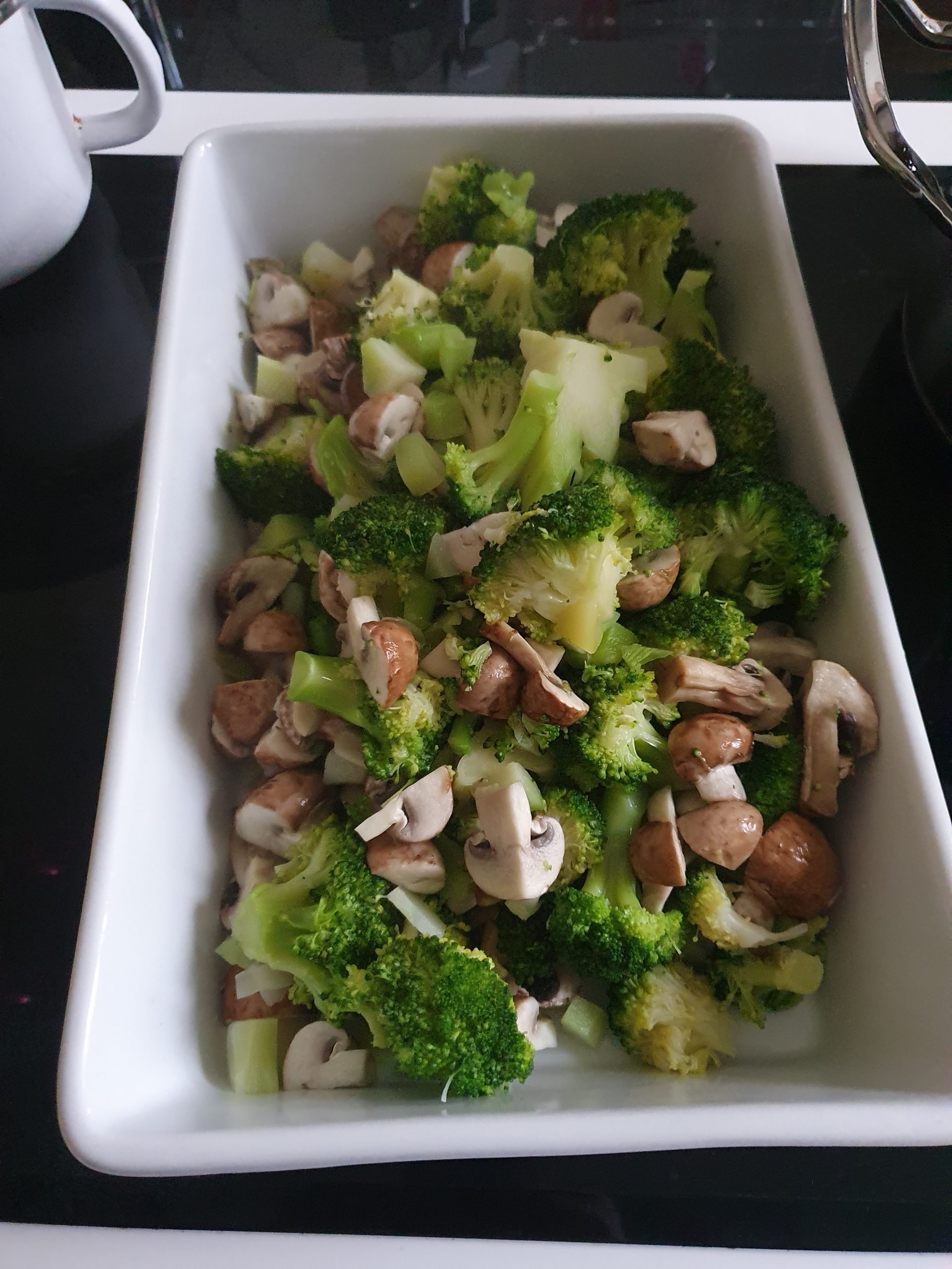 Brokkoli und Champignons in einer Auflaufform