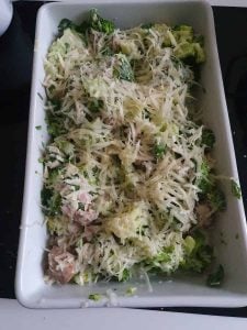 Brokkoli Auflauf mit geriebenem Käse in Auflaufform