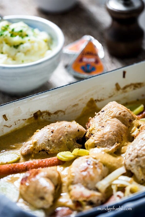 Eine Ofenform mit Hühnerrouladen steht am Tisch