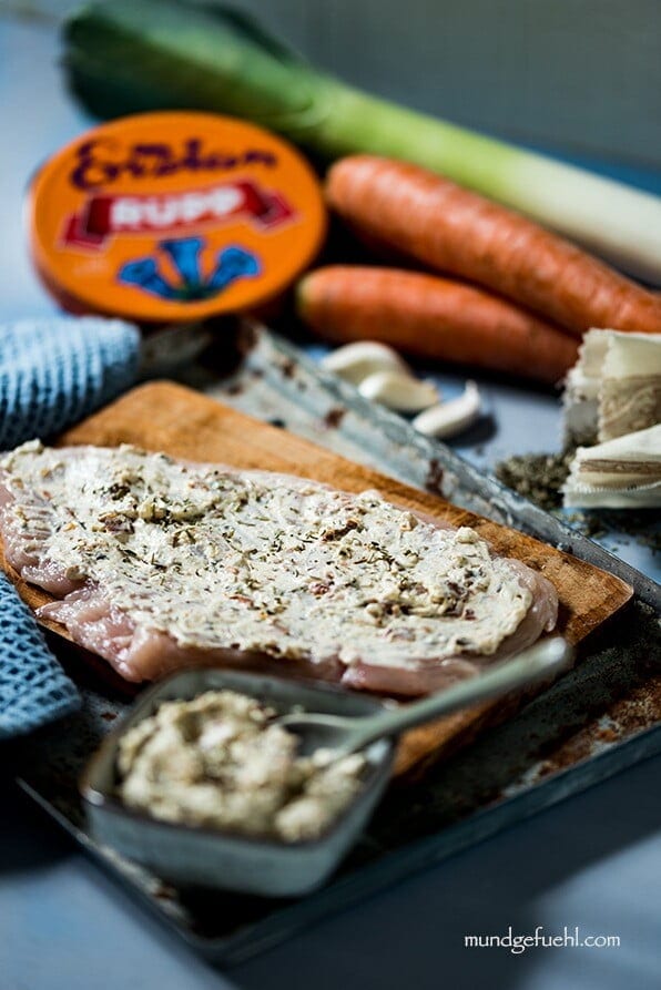 Hühnerschnitzel werden mit Frischkäsefüllung bestrichen