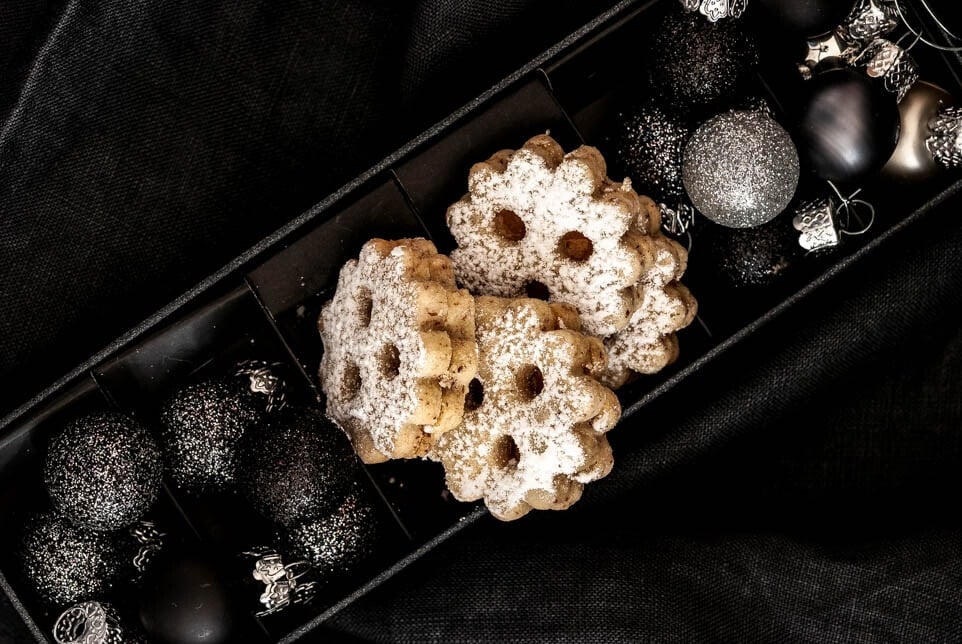 Spitzbuben liegen in einer Schachtel mit Weihnachtskugeln