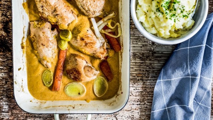 Eine Ofenform mit Hühnerrouladen steht am Tisch