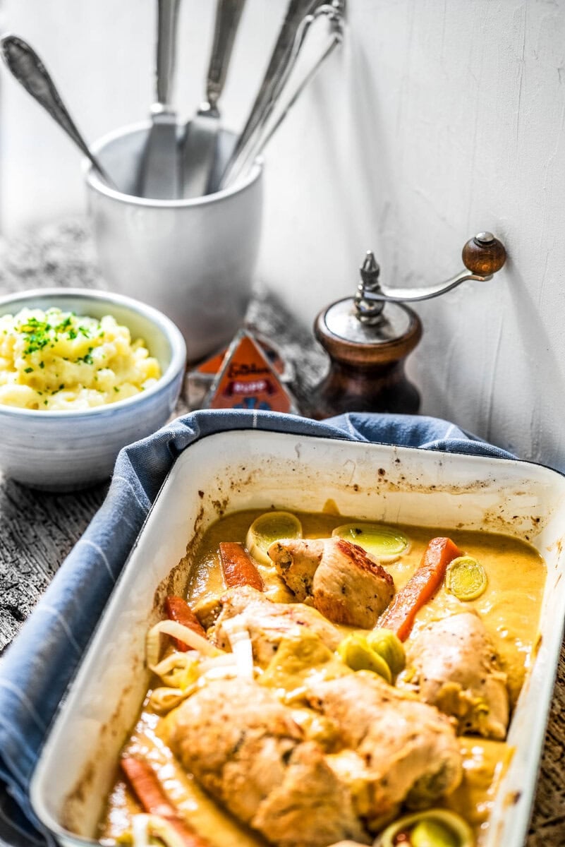 Eine Ofenform mit Hühnerrouladen steht am Tisch