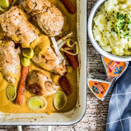 Eine Ofenform mit Hühnerrouladen steht am Tisch