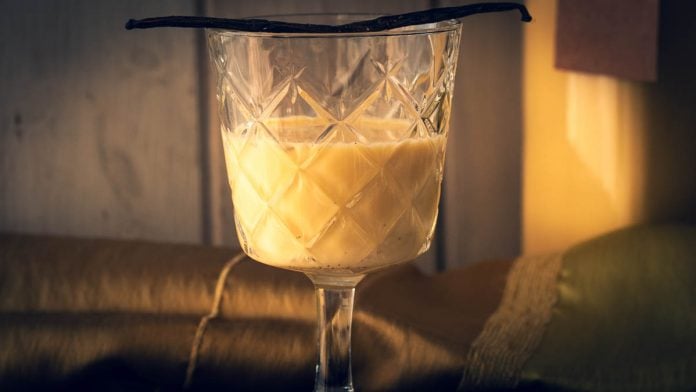 Ein Glas und eine Flasche Eierlikör