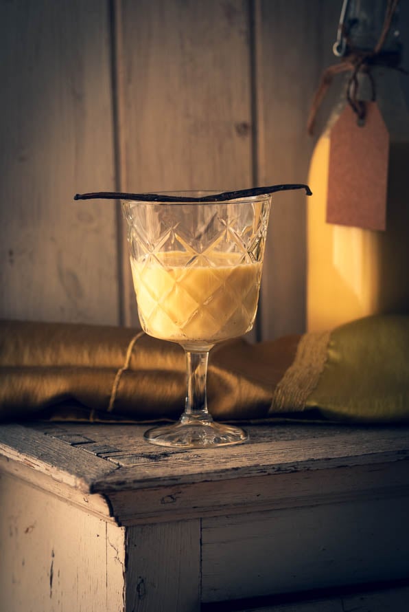 Ein Glas und eine Flasche Eierlikör