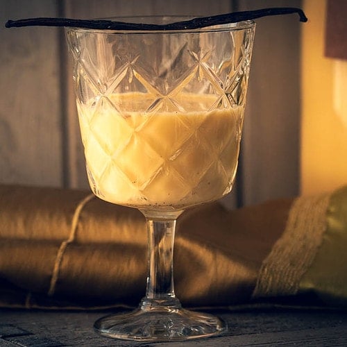 Ein Glas und eine Flasche Eierlikör