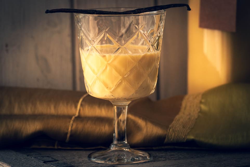 Ein Glas und eine Flasche Eierlikör