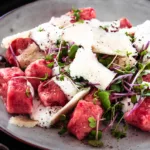 auf einem Teller angerichtete rote Bete Gnocchi