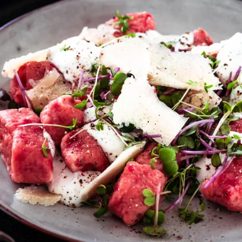 auf einem Teller angerichtete rote Bete Gnocchi