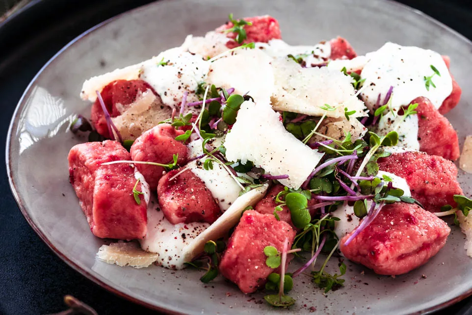 auf einem Teller angerichtete rote Bete Gnocchi
