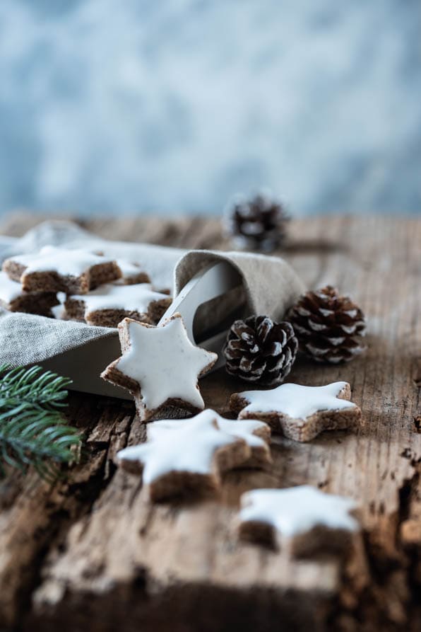 fertige Zimtsterne auf Holzuntergrund