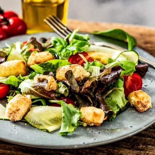 Blattsalat mit gebackenem Schafskäse | Rezept