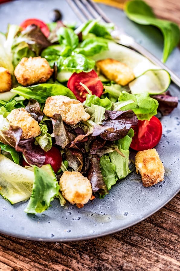 Bunter Salatteller mit gebackenem Schafskäse