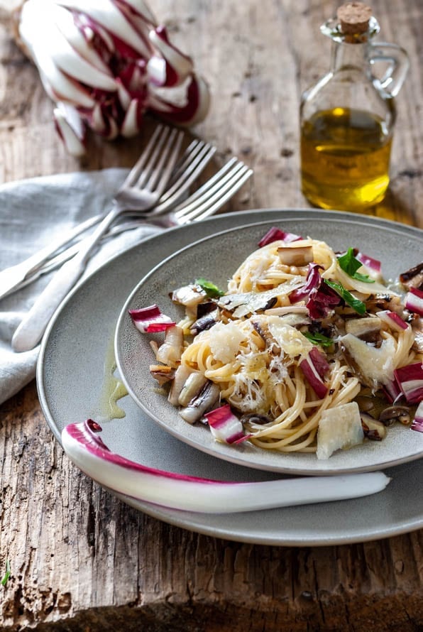 Ein Teller mit Spaghetti und gebratenem Radicchio steht am Tisch