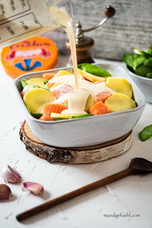 Kartoffel-Lachs-Auflauf-mit-Spinat in Auflaufform mit Salat
