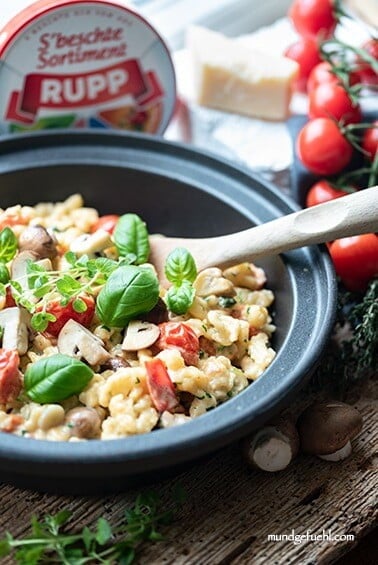 Spätzlepfanne mit Tomaten und Basilikum in einer grauen Bowl