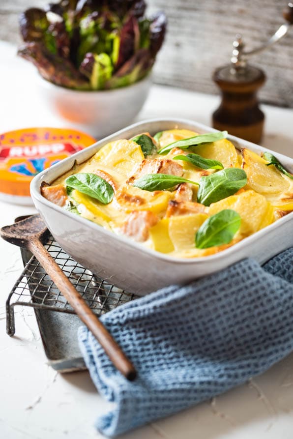Kartoffel-Lachs-Auflauf-mit-Spinat in Auflaufform mit Salat