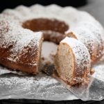 Ein angeschnittener Kuchen steht auf einem Kuchengitter