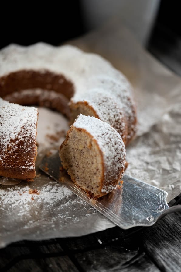 Ein angeschnittener Kuchen steht auf einem Kuchengitter
