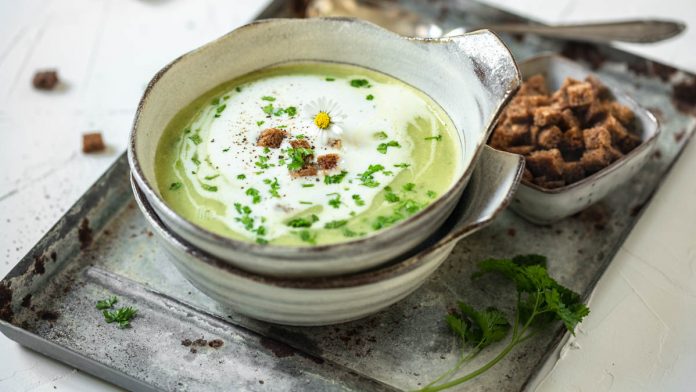 cremige-kraeutersuppe-mit-croutons Cremige Kräutersuppe mit knusprigen Croutons in einer Schüssel serviert