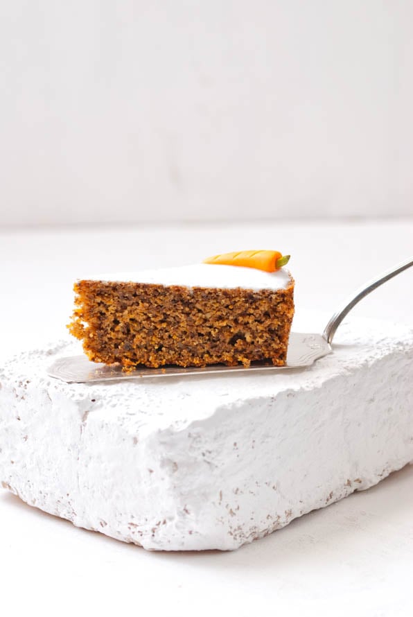 Rüblikuchen auf einer Tortenschaufel