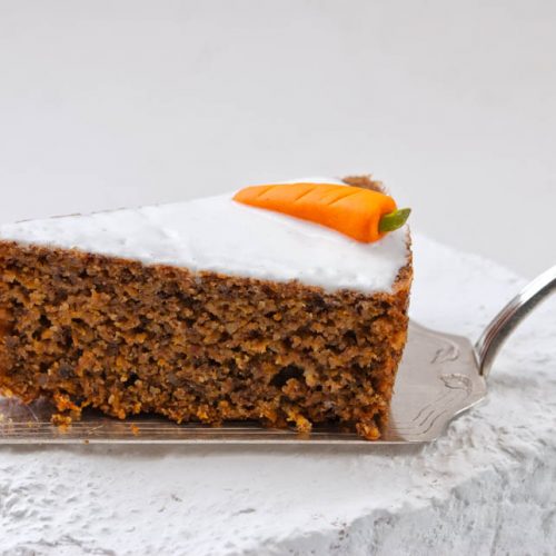 Ein Stück Karottenkuchen auf Kuchenschaufel.