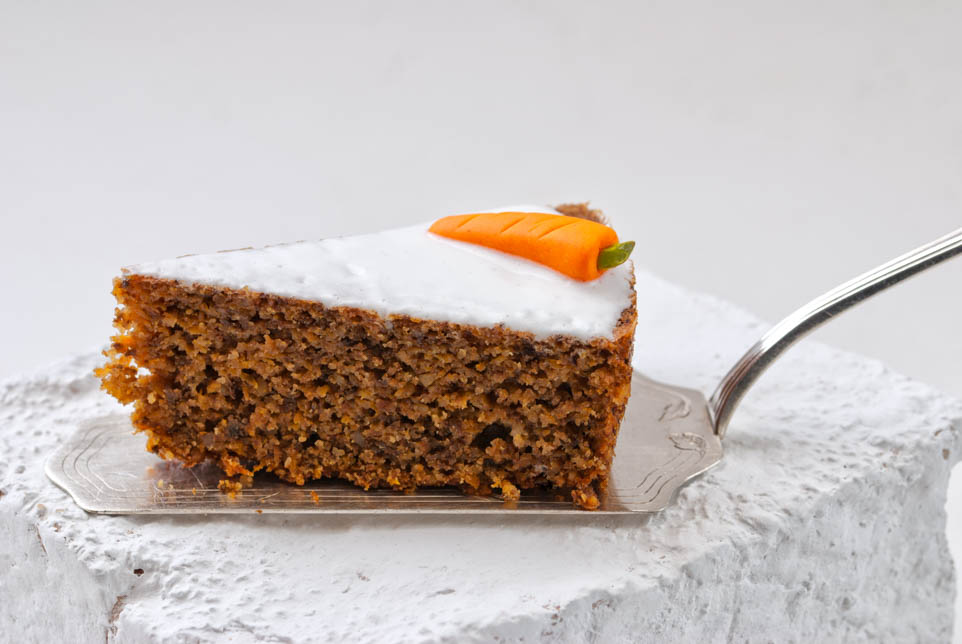 Ein Stück Karottenkuchen auf Kuchenschaufel.