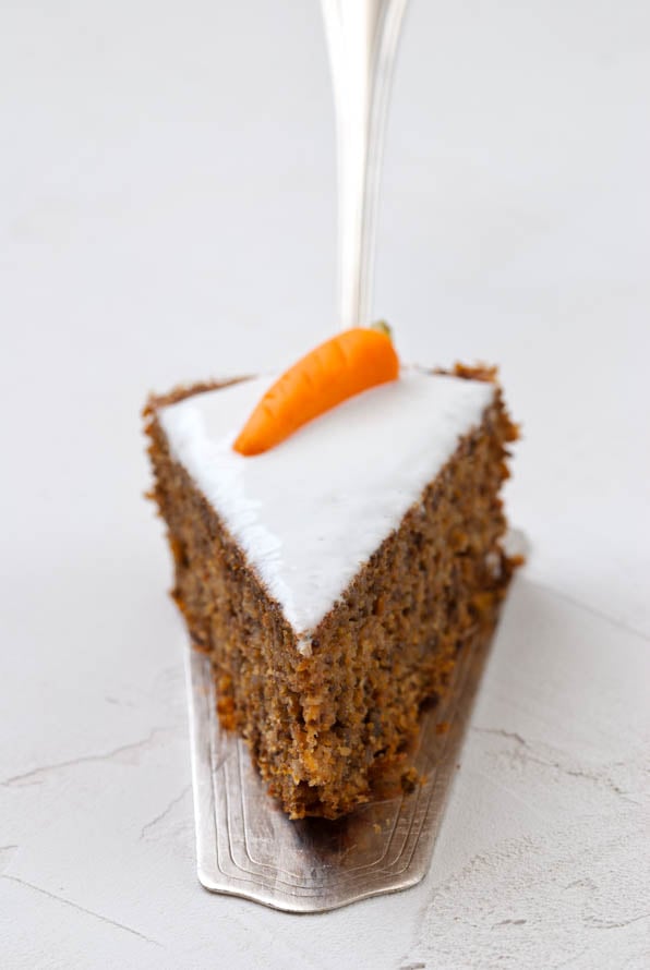 Ein Stück Karottenkuchen auf Kuchenschaufel.