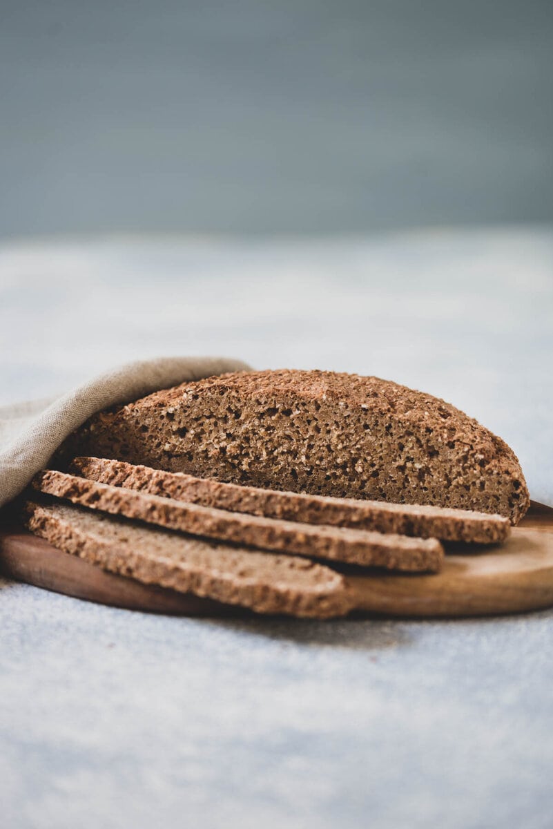 Laib Brot mit aufgeschnittenen Scheiben auf Brett