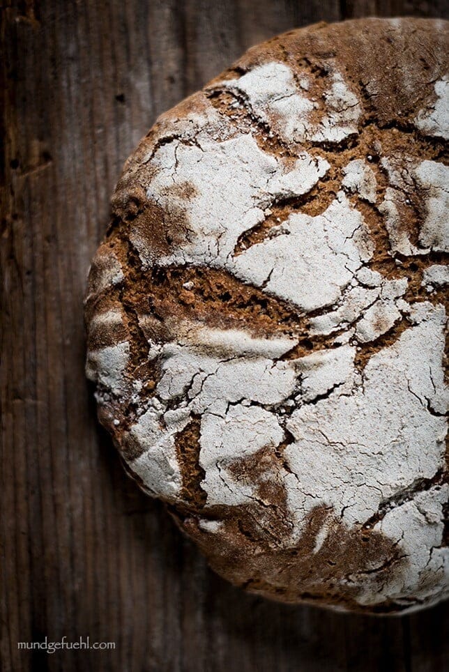 Brotlaib liegt auf Holz