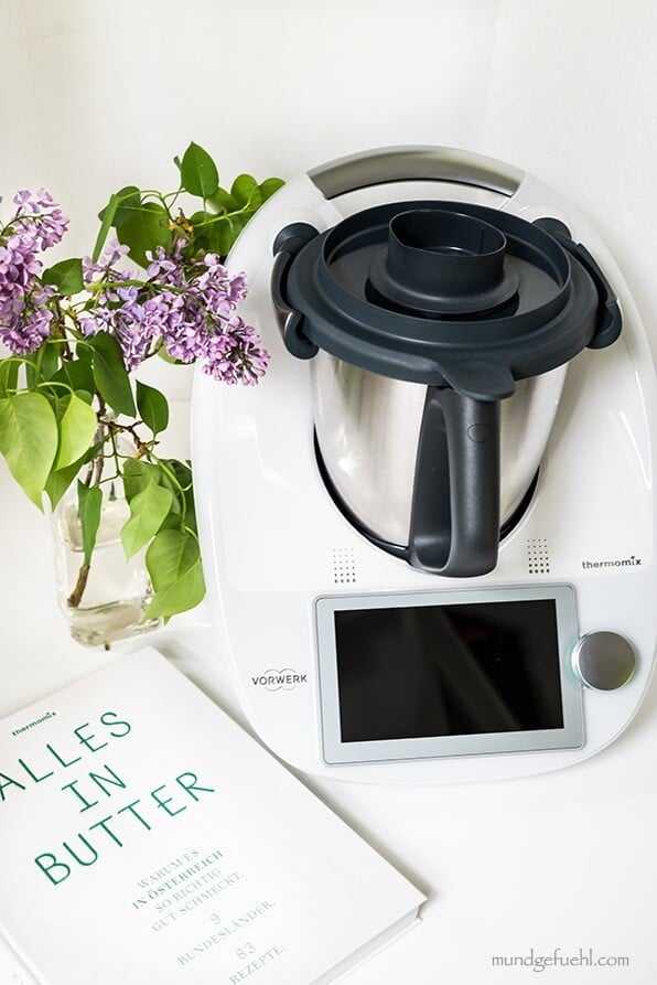 Thermomix mit Kochbuch und Blumen