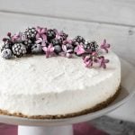 Beeren Joghurt Torte auf Etagere